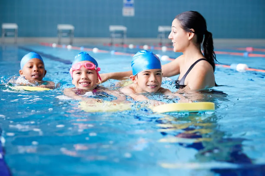 Lớp bé tập nổi với ván phao cùng cô giáo
